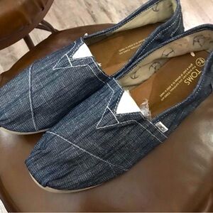 TOM’S MENS SIZE 14 SLIP ONS EUC